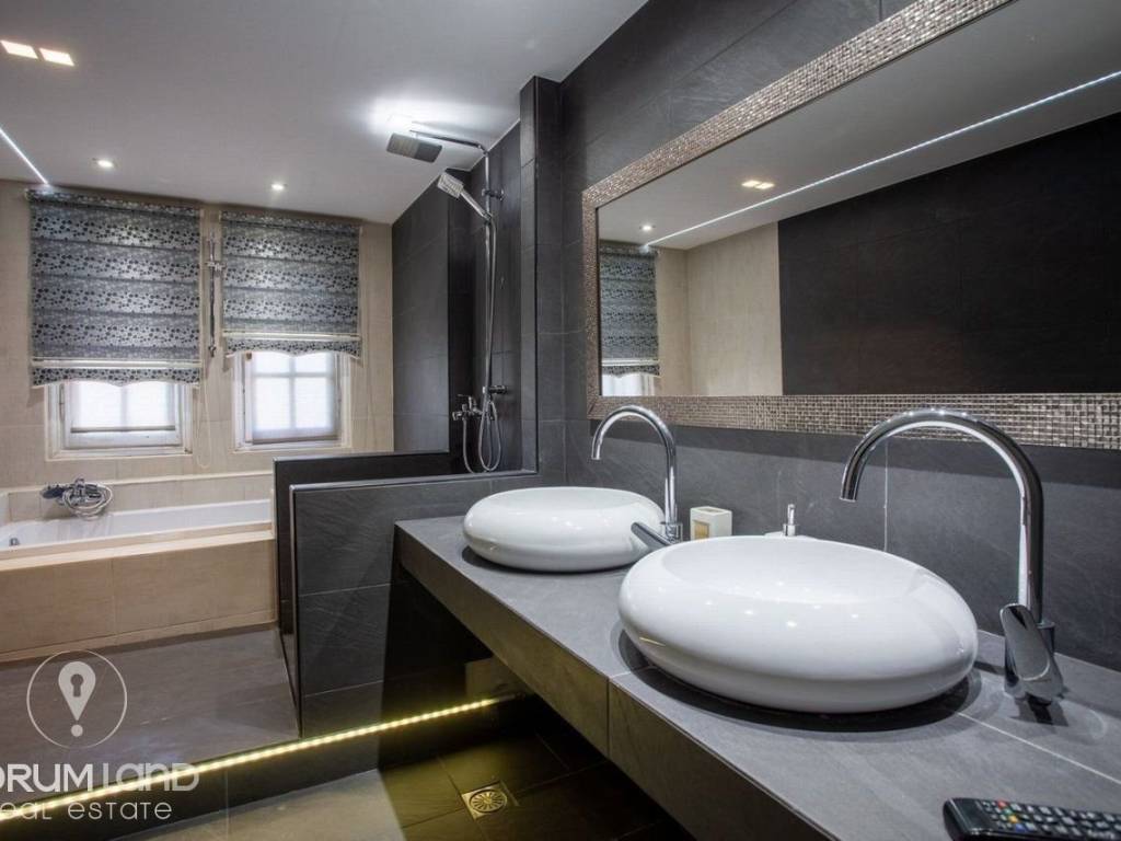 Forumland Real Estate, Μπάνιο