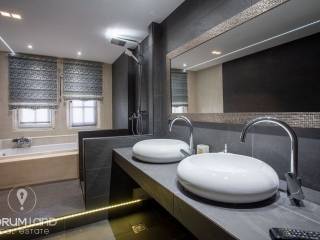 Forumland Real Estate, Μπάνιο