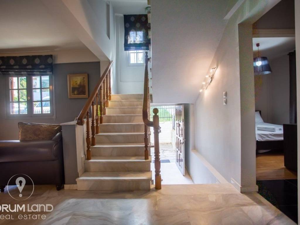 Forumland Real Estate, Εσωτερικές Σκάλες