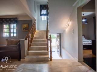 Forumland Real Estate, Εσωτερικές Σκάλες