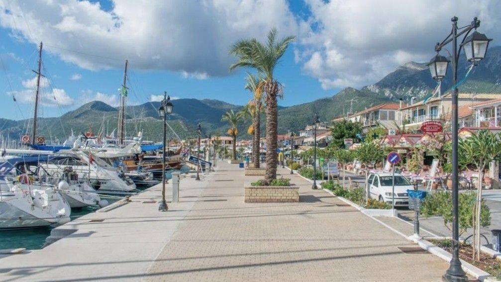 ME OMORPHOYS PEZODROMOYS KAI MAGAZIA