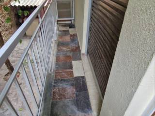 ΜΠΑΛΚΟΝΙ ΠΙΣΩ ΣΤΟΝ ΑΚΑΛΥΠΤΟ