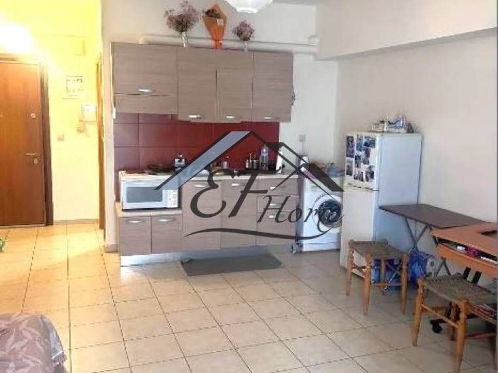 Ενιαίος χώρος κουζίνα-υπνοδωμάτιο-σαλόνι