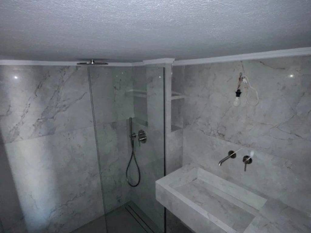 Forumland Real Estate, Μπάνιο