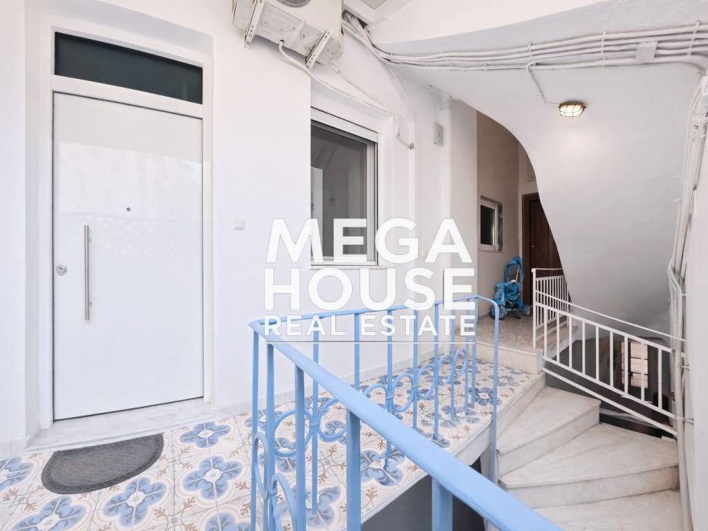 internal staircase/apartment entrance