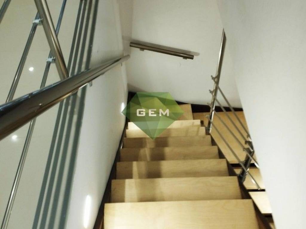 σκάλα για πάνω επίπεδο 