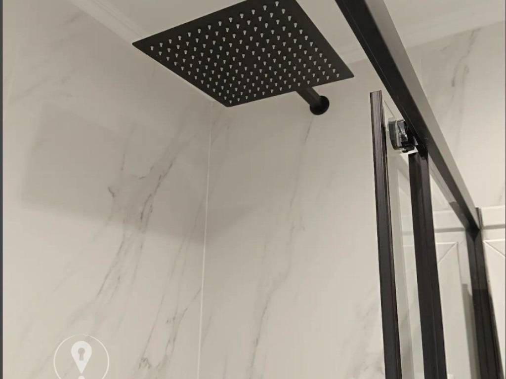 Forumland Real Estate, ντουζιέρα