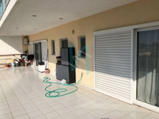 Mpalkoni me anoichte thea ste thalassa