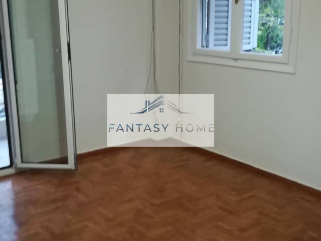 DOMATIO DIPLA STO SALONI