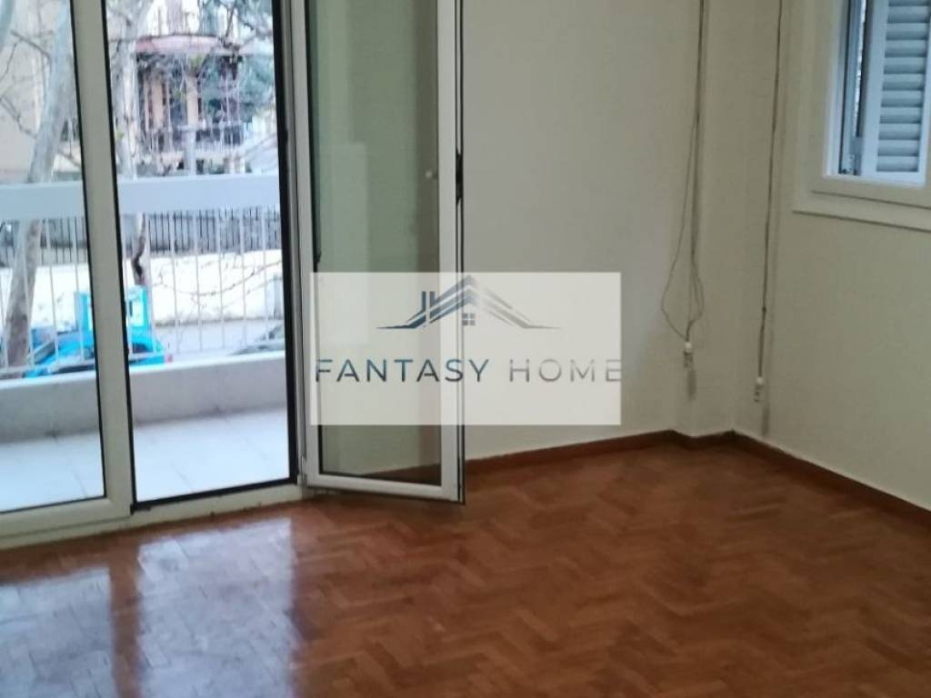 DOMATIO DIPLA STO SALONI