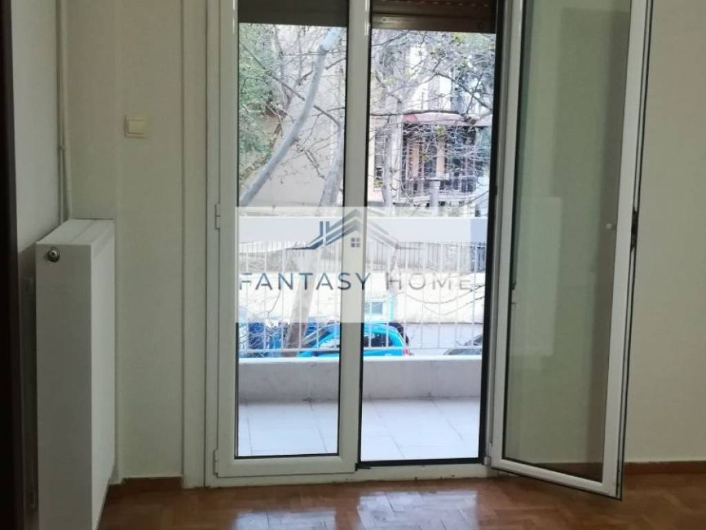 DOMATIO DIPLA STO SALONI