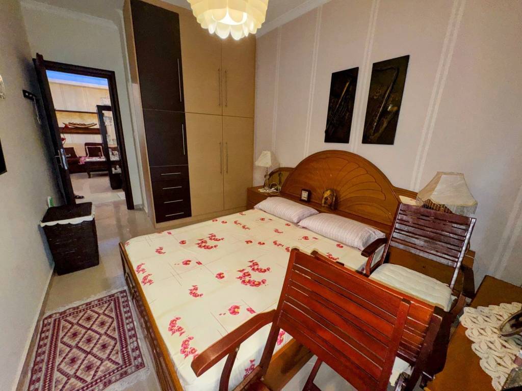 υπνοδωμάτιο με τρίφυλλη ντουλάπα