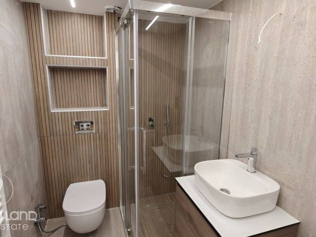 Forumland Real Estate, Μπάνιο