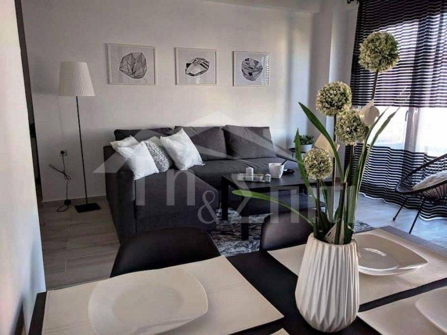 1ος όροφος: Σαλονοκουζίνα