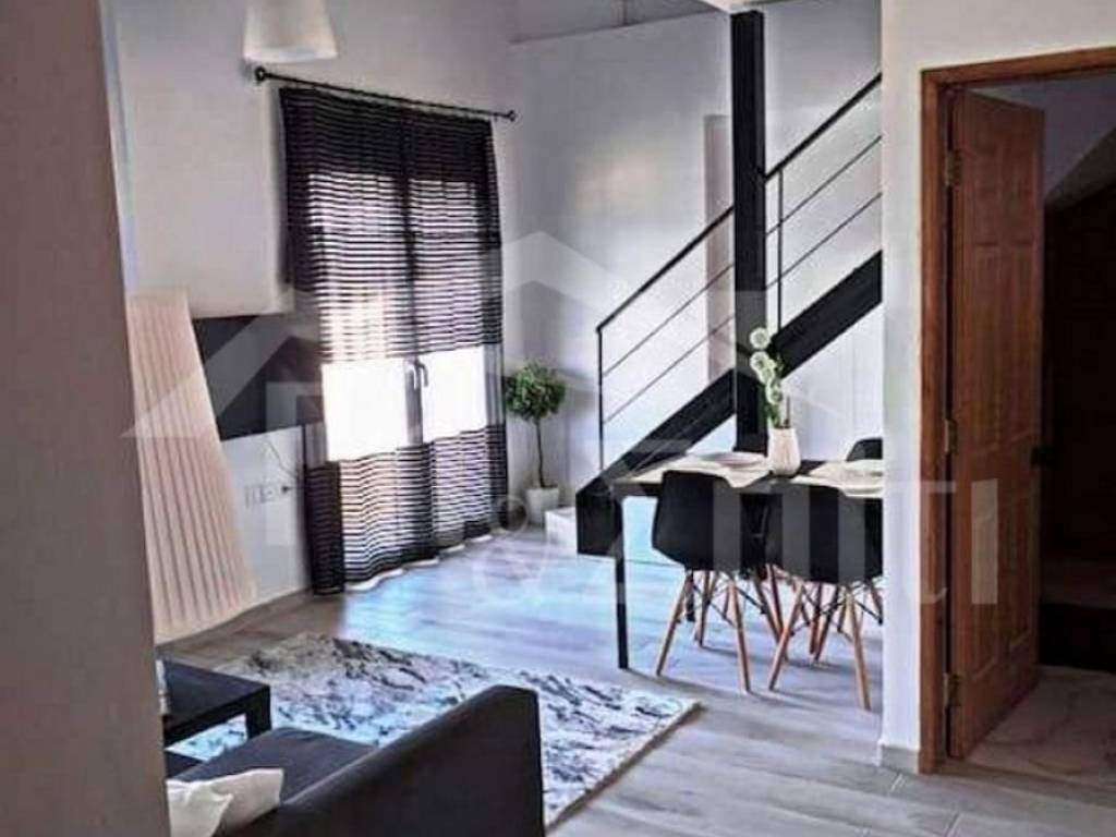 1ος όροφος: Σαλονοκουζίνα