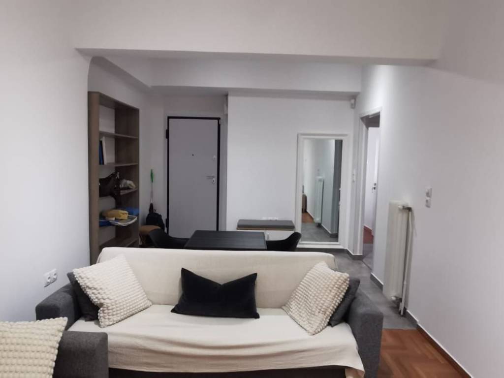 Enoikiase pleros anakainismeno kai epiplomeno diamerisma