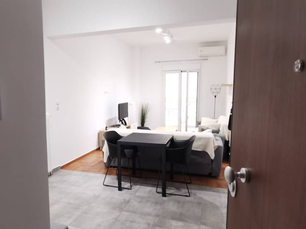 Enoikiase pleros anakainismeno kai epiplomeno diamerisma