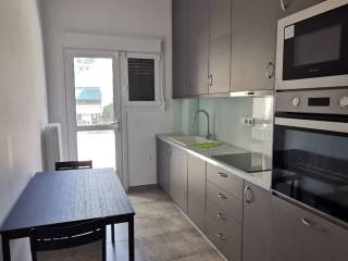 Enoikiase pleros anakainismeno kai epiplomeno diamerisma