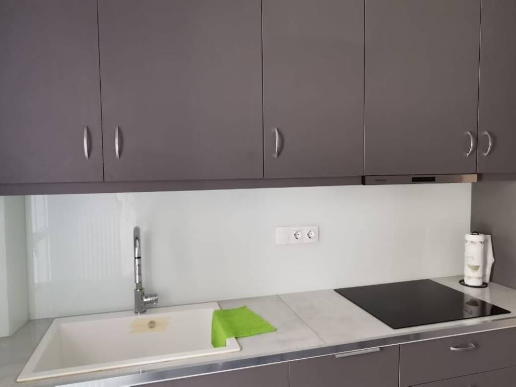 Enoikiase pleros anakainismeno kai epiplomeno diamerisma