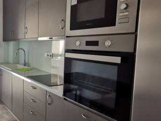 Enoikiase pleros anakainismeno kai epiplomeno diamerisma