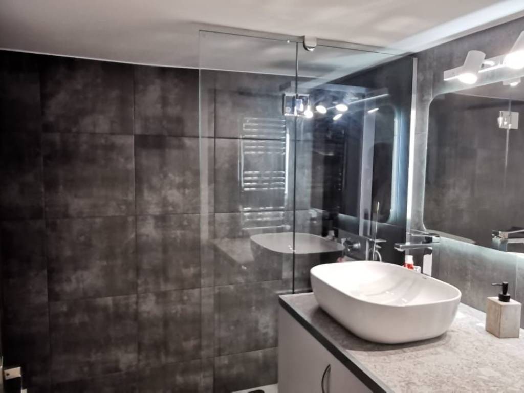 Enoikiase pleros anakainismeno kai epiplomeno diamerisma