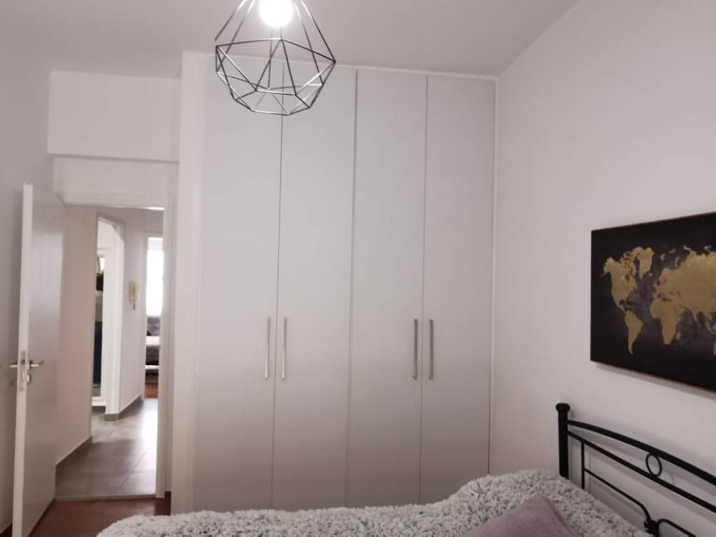 Enoikiase pleros anakainismeno kai epiplomeno diamerisma