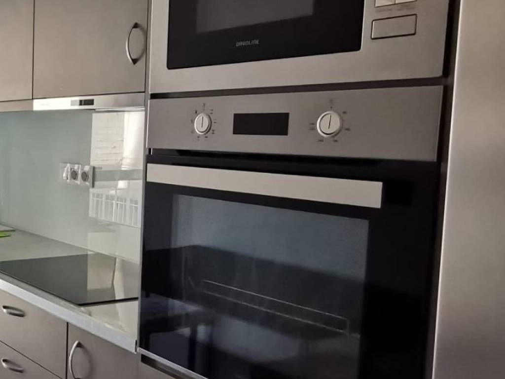 Enoikiase pleros anakainismeno kai epiplomeno diamerisma