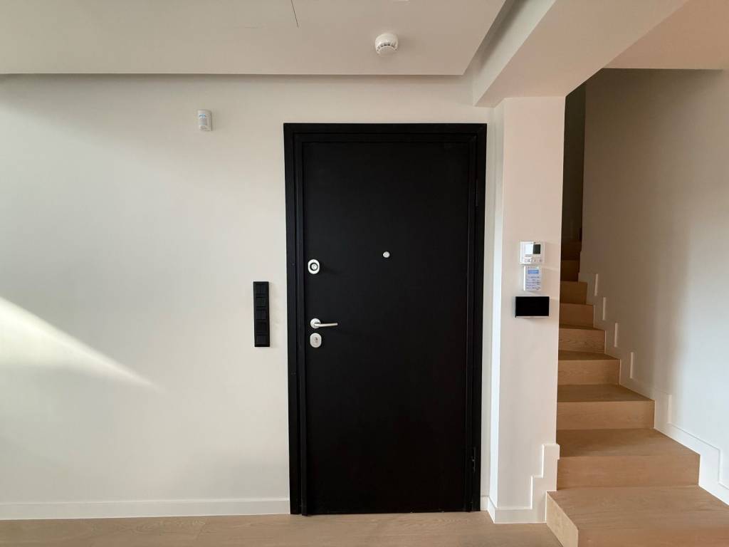 Kentrike eisodos mezonetas sto isogeio