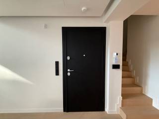 Kentrike eisodos mezonetas sto isogeio