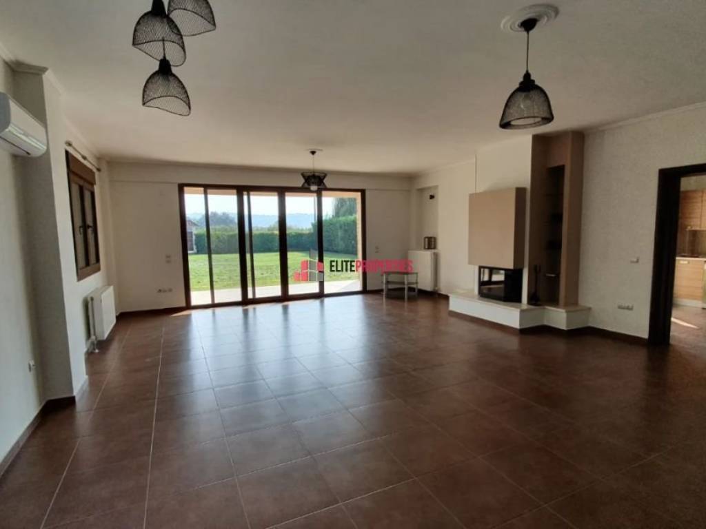 ΣΑΛΟΝΙ-ΤΡΑΠΕΖΑΡΙΑ