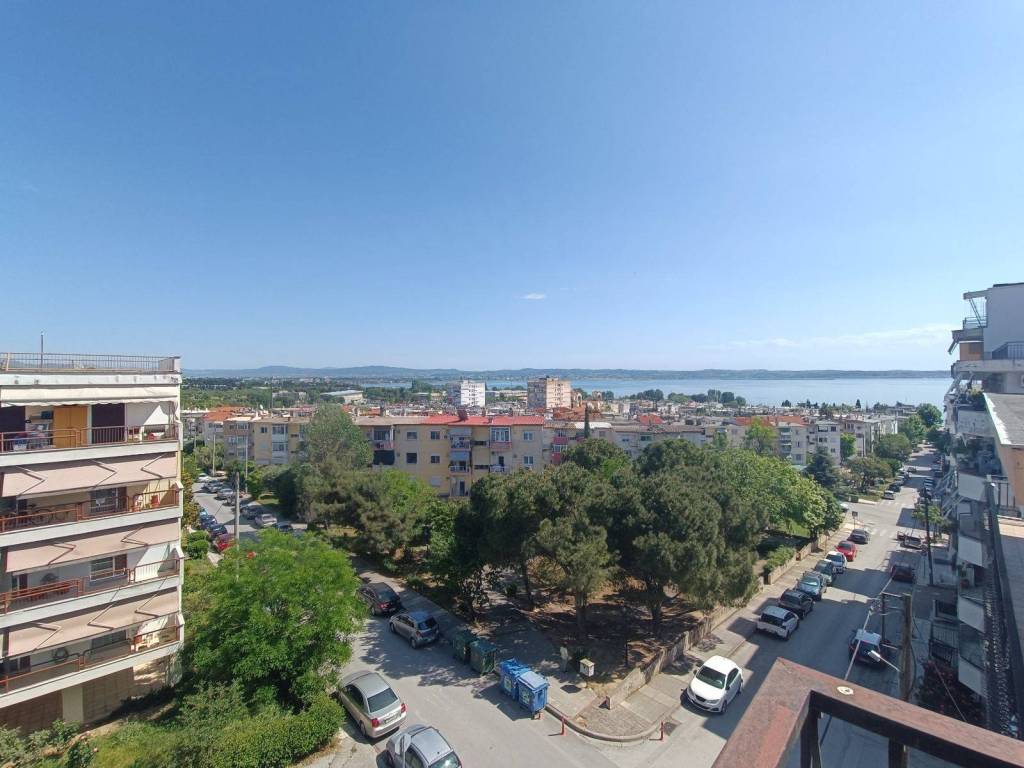 THea se thalassa kai parko apo mpalkoni