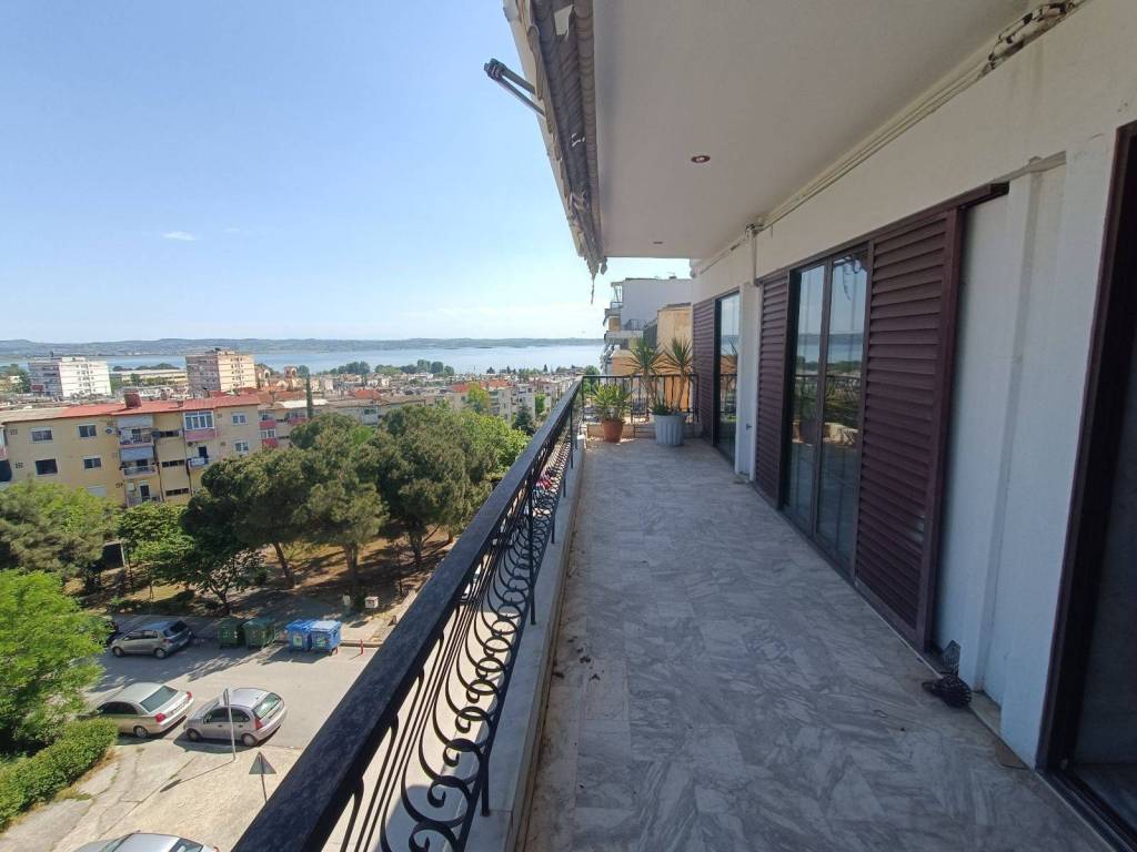 Kyrios mpalkoni me aperioriste thea