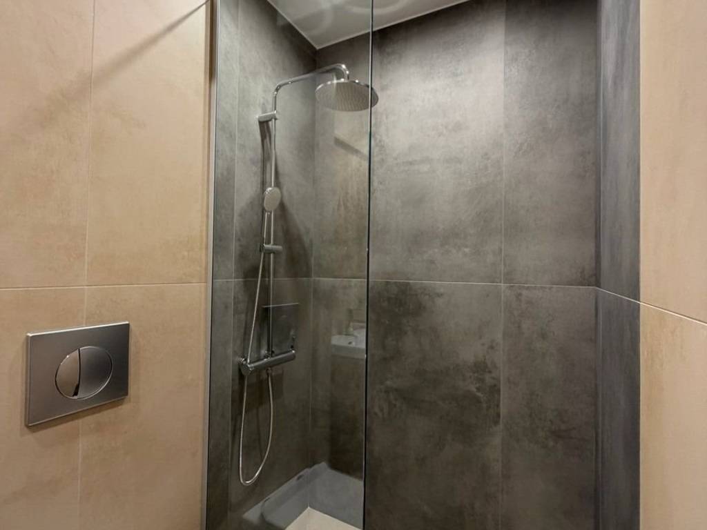 Forumland Real Estate, ντουζιέρα