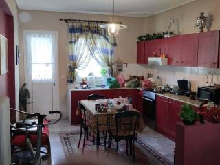 ΣΑΛΟΝΟΚΟΥΖΙΝΑ ΔΙΑΜΠΕΡΕΣ