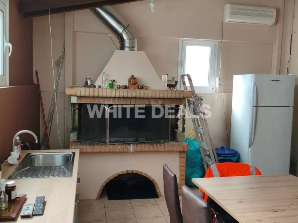 Μπάρμπεκιου που επικοινωνεί με το ισόγειο