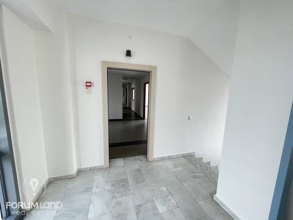 Forumland Real Estate, Είσοδος