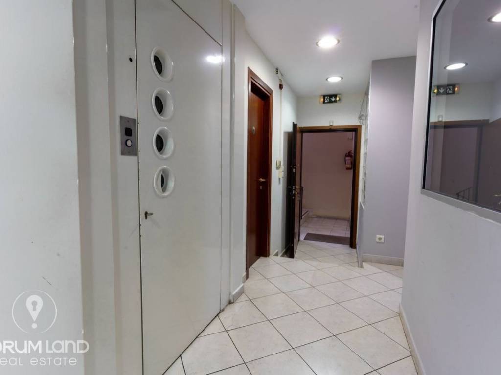 Forumland Real Estate, Ανελκυστήρας