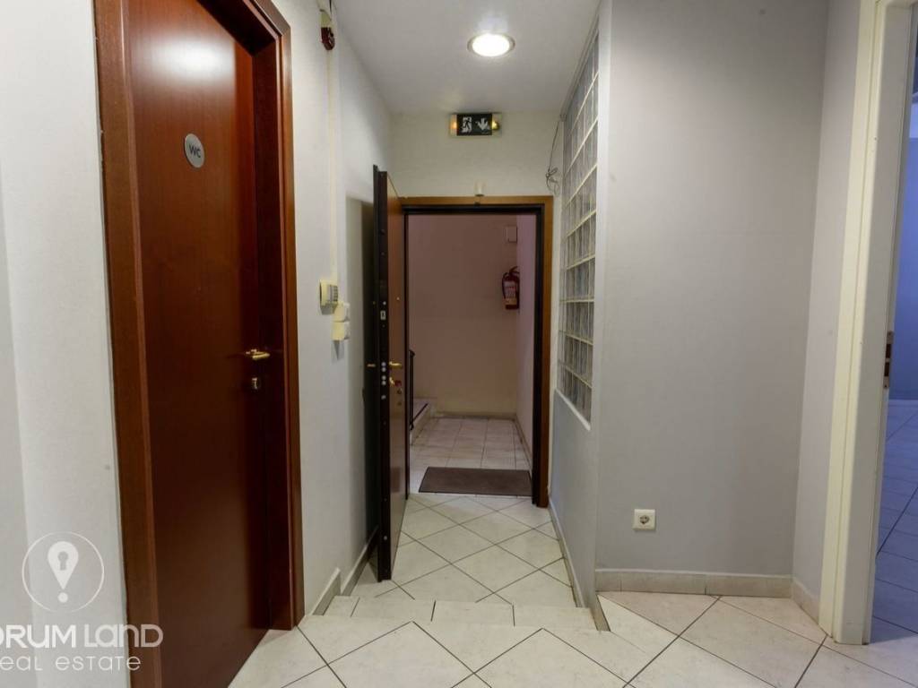 Forumland Real Estate, Είσοδος