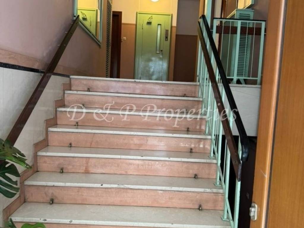 Skalia pros ten eisodo