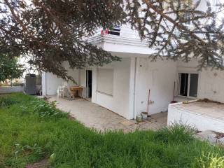 E katoikia me ten ayle kai to parkigk.