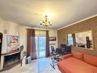 Saloni 1oy orophoy me megalo mpalkoni kai tzaki