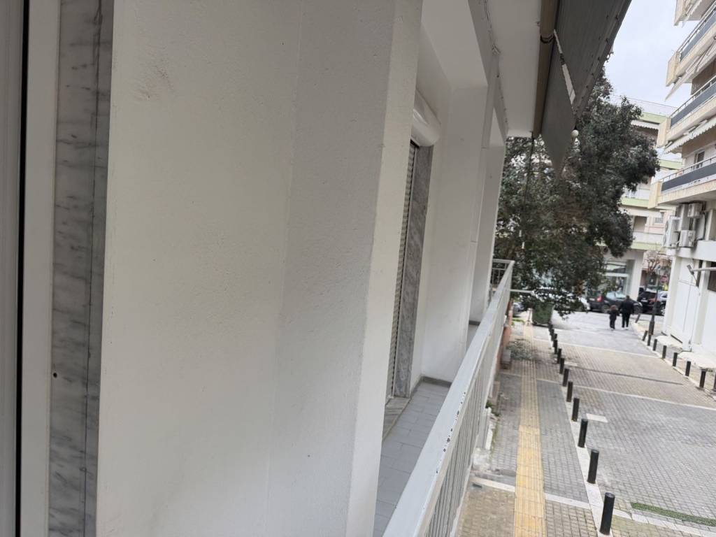 Goniako mpalkoni me tentes kai thea se pezodromo