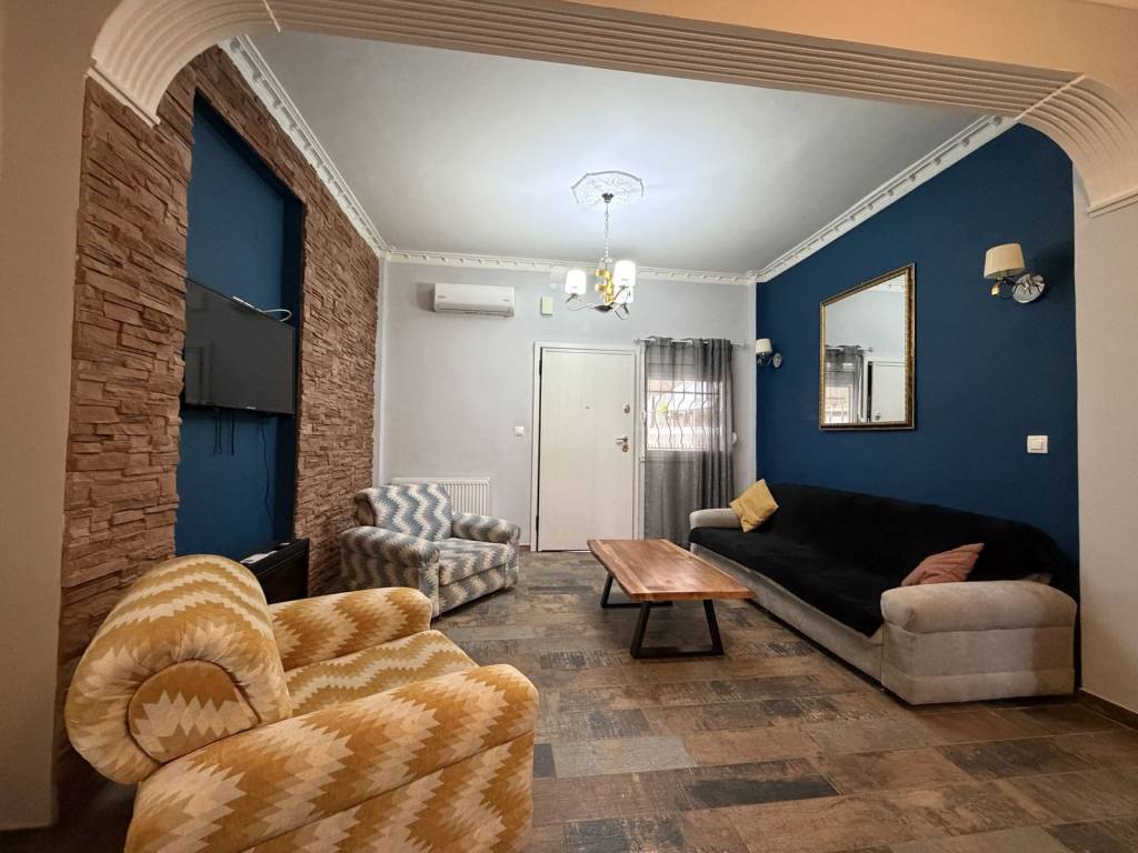 Ευρύχωρο σαλόνι με ηλεκτρικό τζάκι, τηλεόραση και a/c