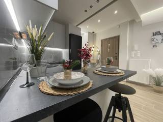 Μοντέρνα κουζίνα με πάσο και ηλεκτρικές συσκευές