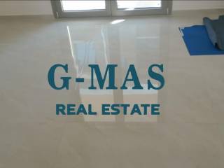 MEGALE KOYZINA CHORISTE APO TO SALONI