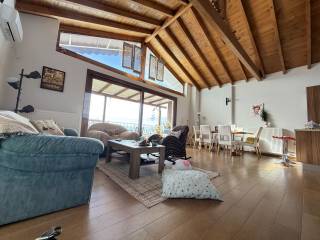 Μεγάλη φωτεινή σαλοκουζίνα με βεράντα 34τμ