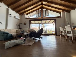 Μεγάλα παράθυρα με συρόμενα κουφώματα βαρέως τύπου