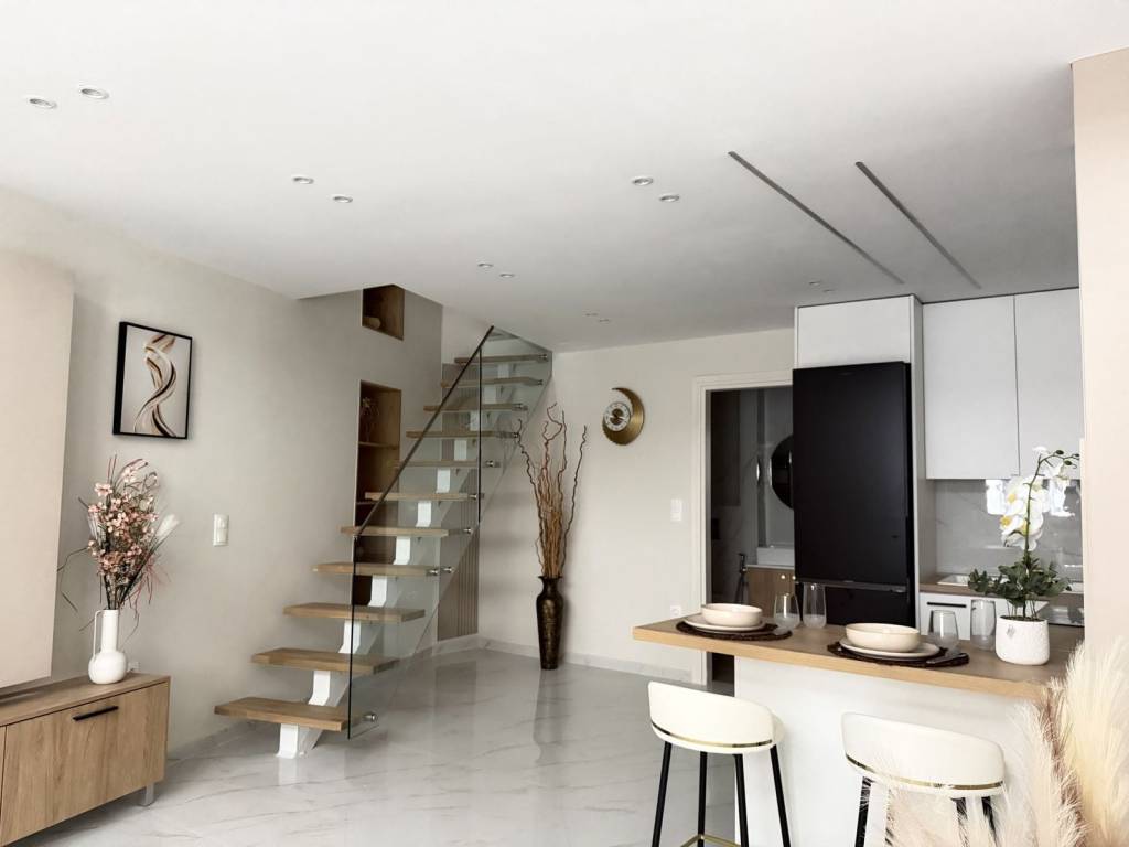 Εσωτερική γυάλινη σκάλα