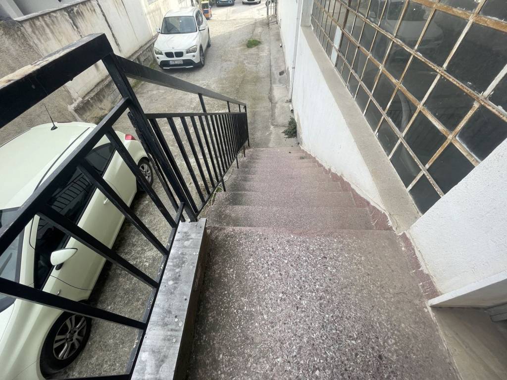 SKALIA EISODOY CHOROI APLETOI GIA NA DEMIOYRGETHEI KAI ASANSER