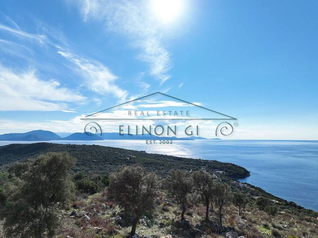 Η εξαιρετική θέα από το αγροτεμάχιο